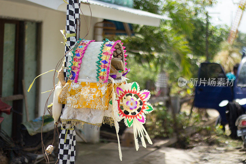 巴厘岛印度教徒庆祝加隆干节。Penjor是那伽钟万学的象征，意思是幸福和繁荣。
