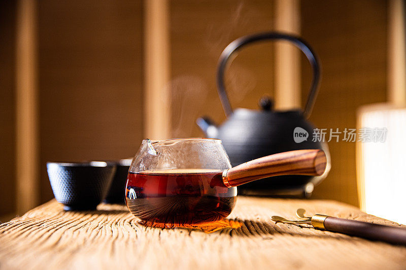 木桌上的亚洲传统茶杯