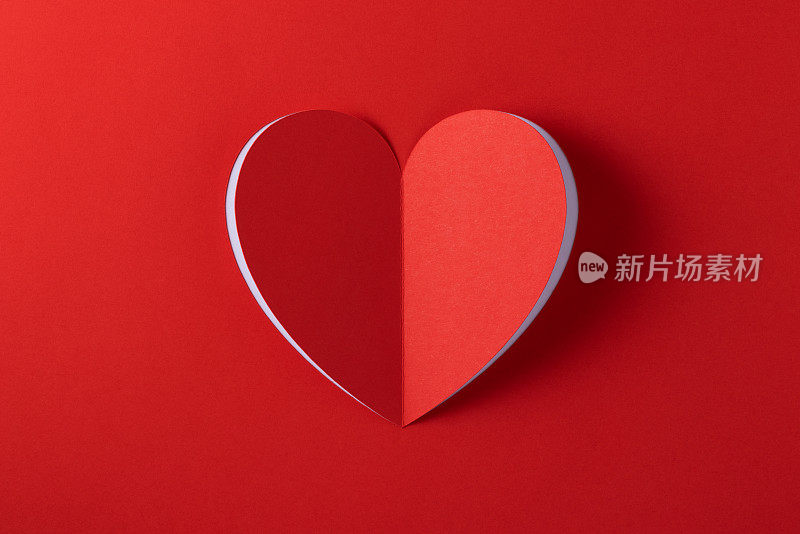 红纸心在红纸背景为情人节