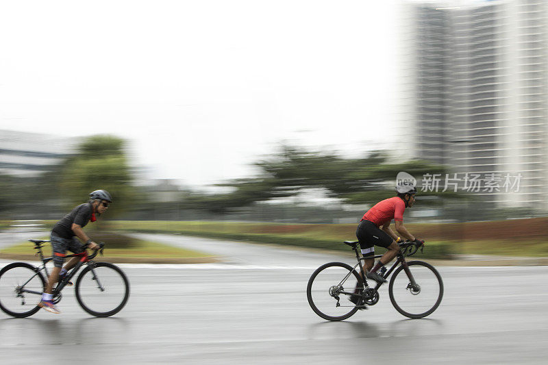 男子标准公路自行车比赛在平移照片