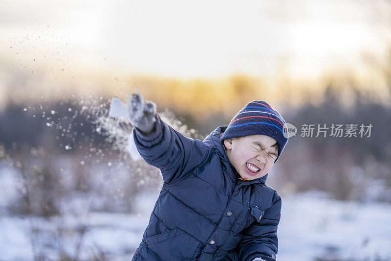 3岁的小男孩在雪地里玩