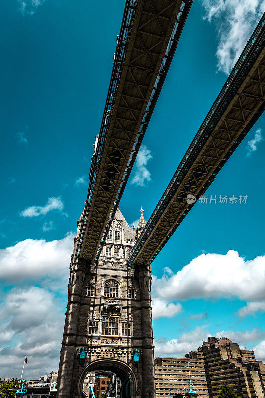 英国伦敦塔桥栏杆的低角度视图