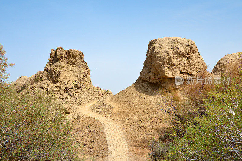 通往土库曼斯坦梅夫苏丹卡拉要塞的道路
