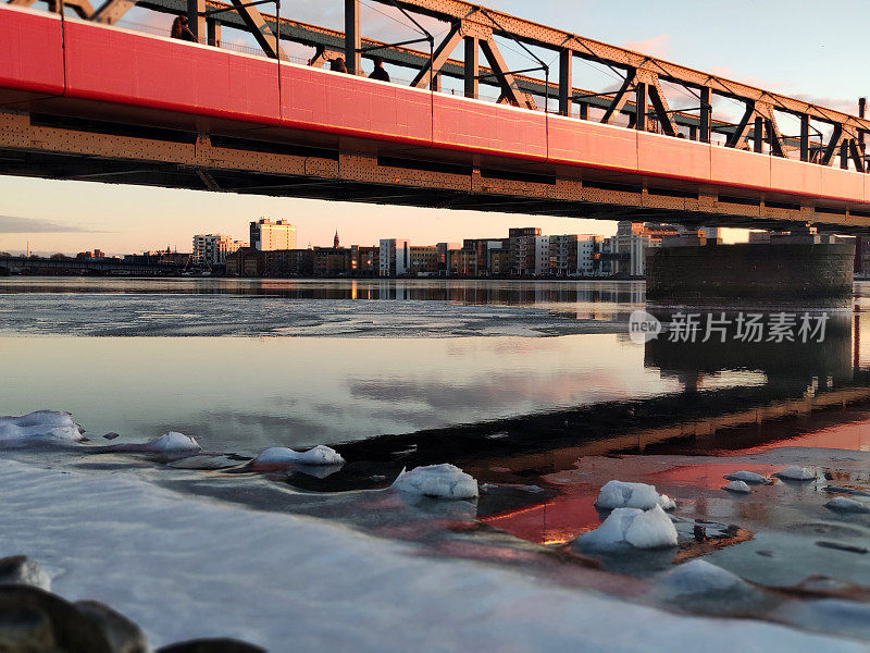 冬季海滨公园与红色人行桥