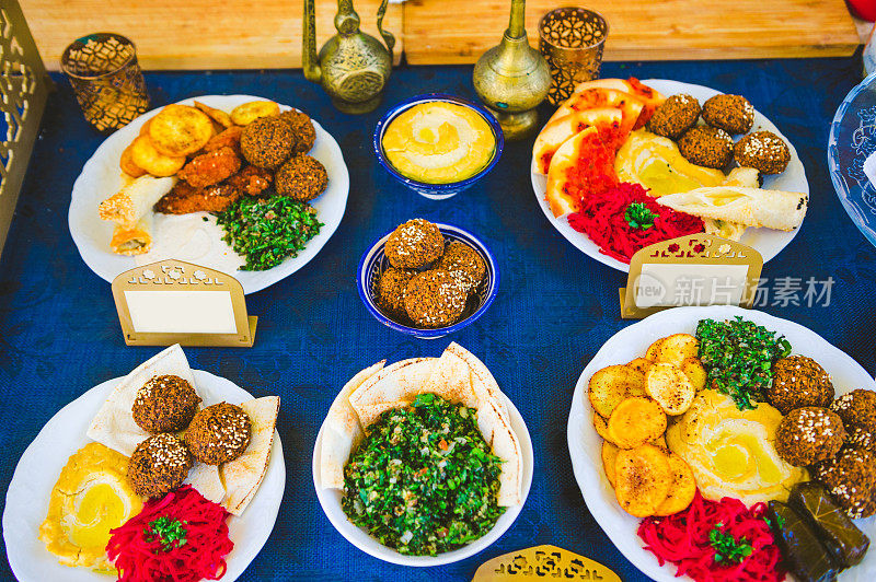 中东传统晚餐。正宗的阿拉伯菜。Meze派对的食物。俯视图，平躺，头顶