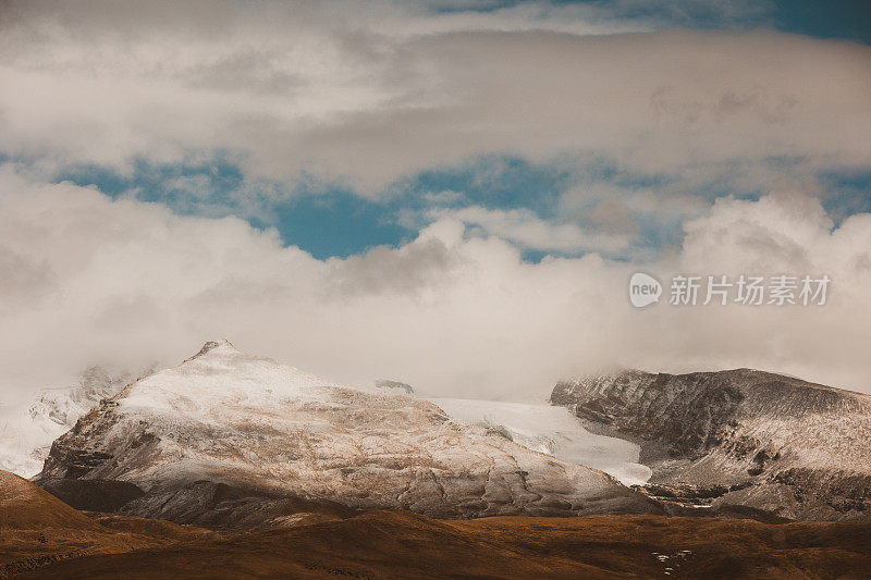 中国西藏拉萨，青藏铁路旁的雪山，