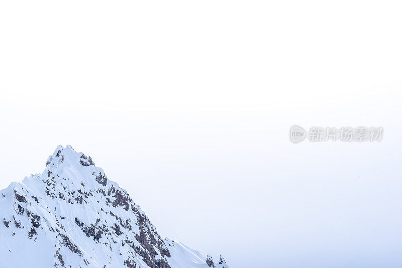 风景秀丽的山峰上覆盖着一层新鲜的雪