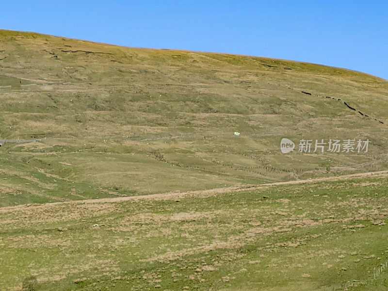 远处的紧急救援车辆行驶在南泰恩附近的山坡上