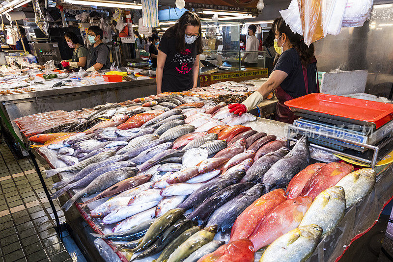 台湾高雄北部一个大型传统市场的鱼摊