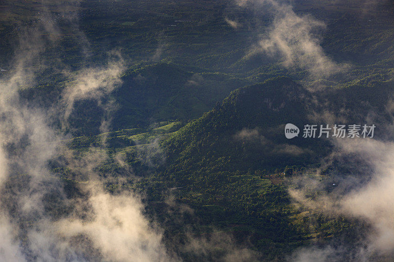 泰国碧差汶的福塔柏克，早上在山顶上看到的弯道。