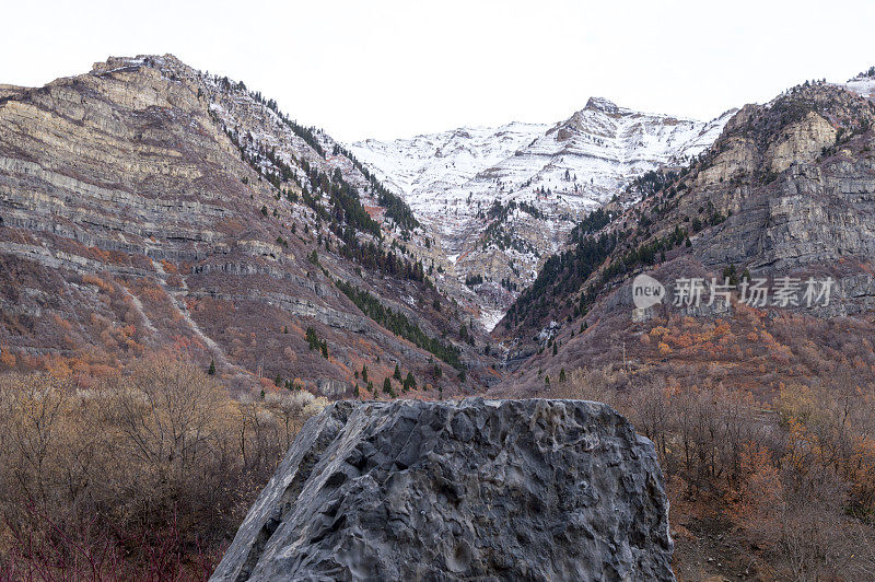 在深秋，初冬在Provo峡谷雪山的观点