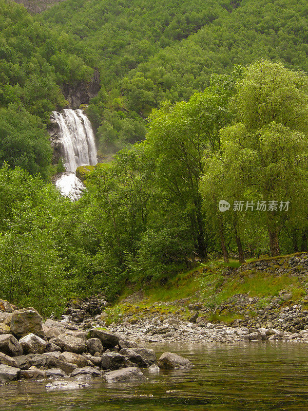 挪威纳罗伊峡湾的瀑布，在一个美丽的夏日