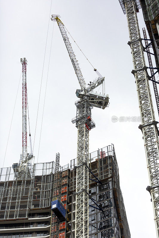 建筑工地塔吊，天空背景与复制空间