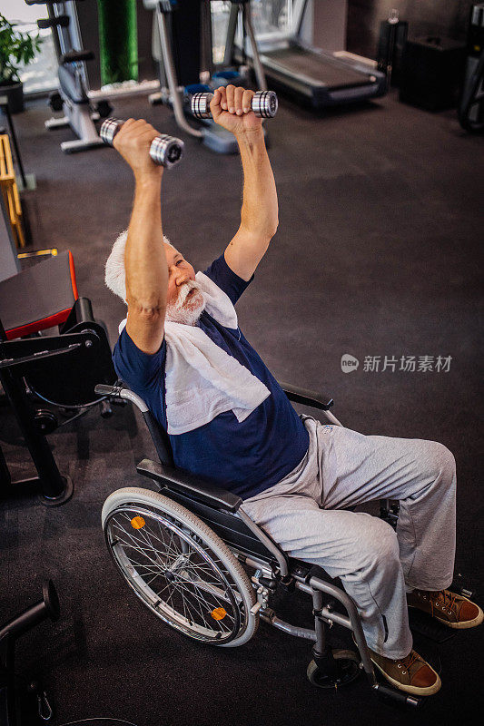 残疾老人坐在轮椅上做运动