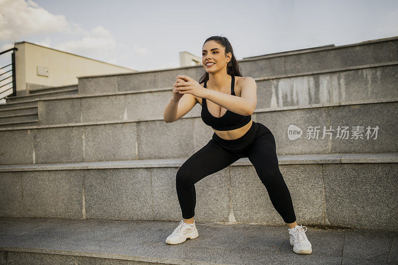 在户外进行高强度运动训练的年轻女子