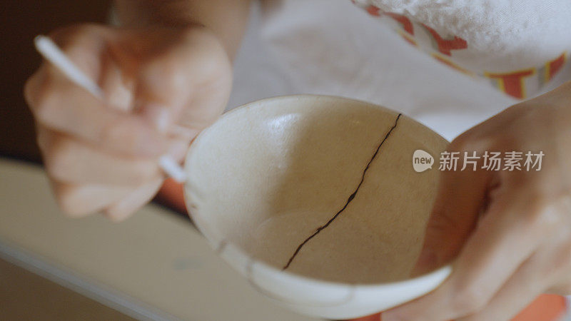 修理破陶器的女人。Kintsugi。