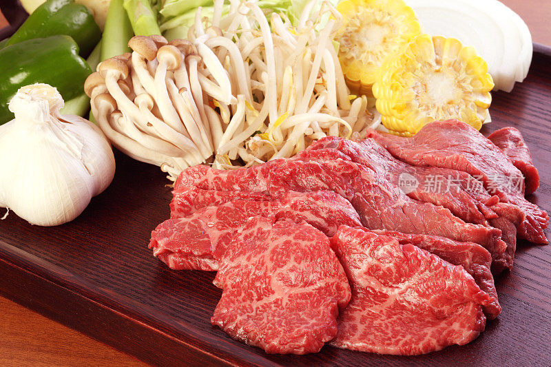 新鲜牛肉和蔬菜随时准备烹饪。