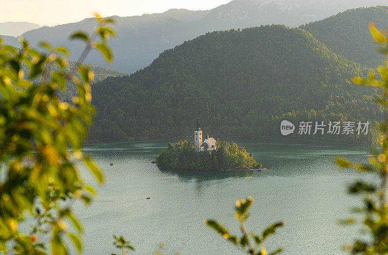 欧洲斯洛文尼亚布莱德市附近布莱德湖的圣玛丽亚教堂的风景