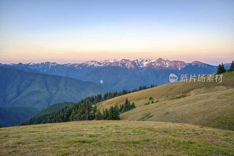 日出时的奥林匹斯山在美丽的奥林匹克国家公园在美国华盛顿州西部。