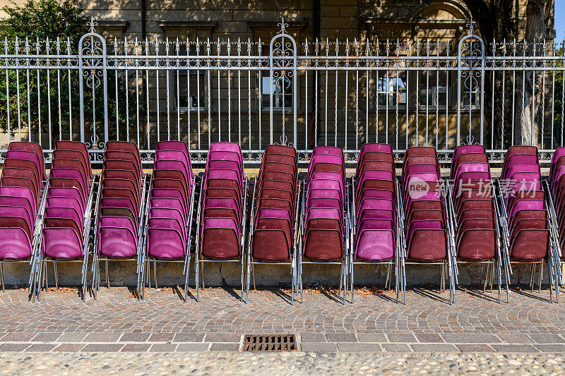 意大利费拉拉的森托镇:堆叠椅