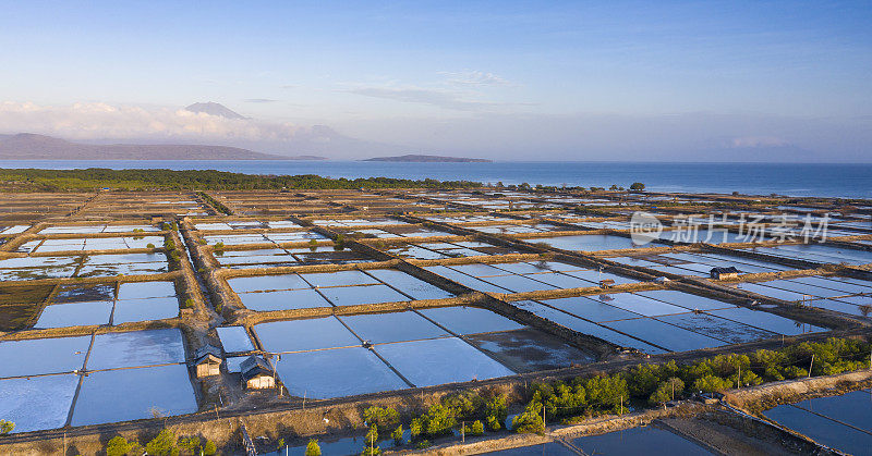 印度尼西亚巴厘岛北部面向大海的盐田