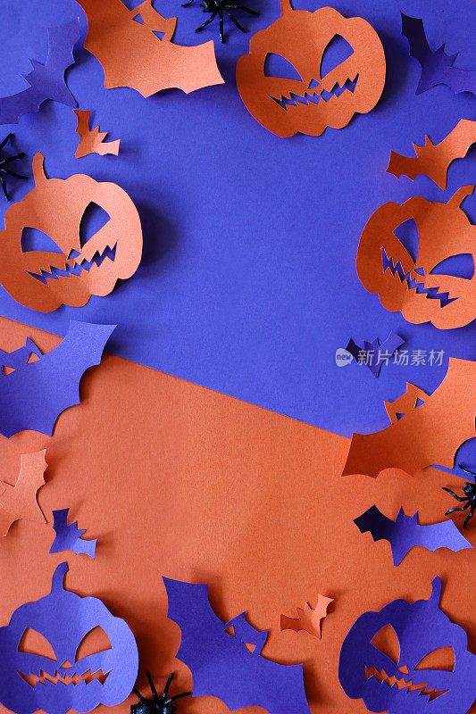 万圣节设计海报的形象，自制剪影形状的蝙蝠，南瓜杰克O'灯笼和塑料蜘蛛分裂紫色和橙色背景，万圣节墙纸背景，复制空间