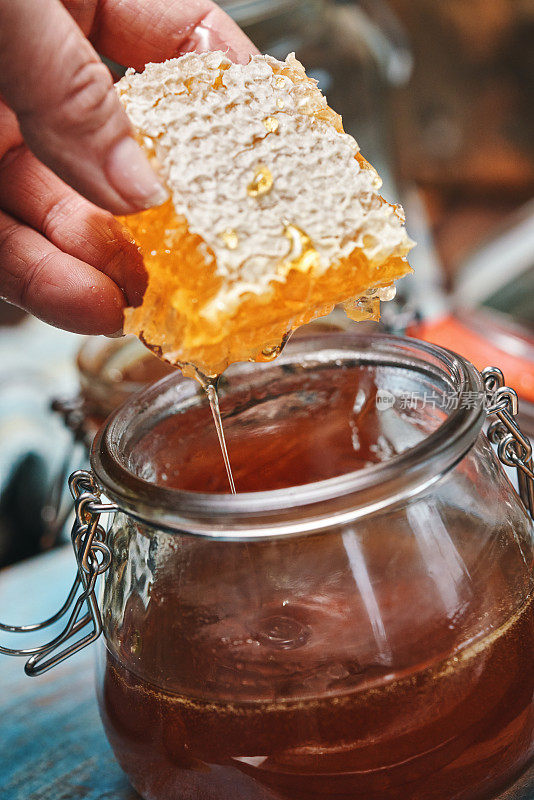 带蜂窝的健康蜂蜜