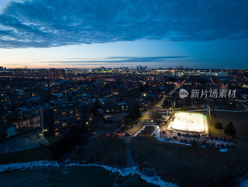 鸟瞰图，在冰雪覆盖的城市公园的运动场上空飞行。加拿大多伦多。