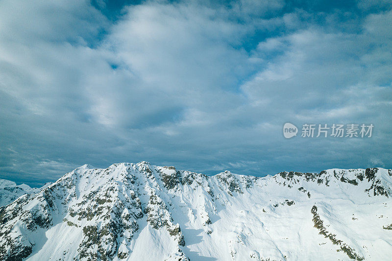 高角度冬季山脉的观点