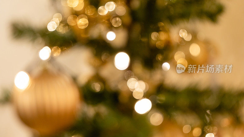 抽象圣诞树模糊散焦背景为设计概念模板。明亮的灯火，新年的装饰