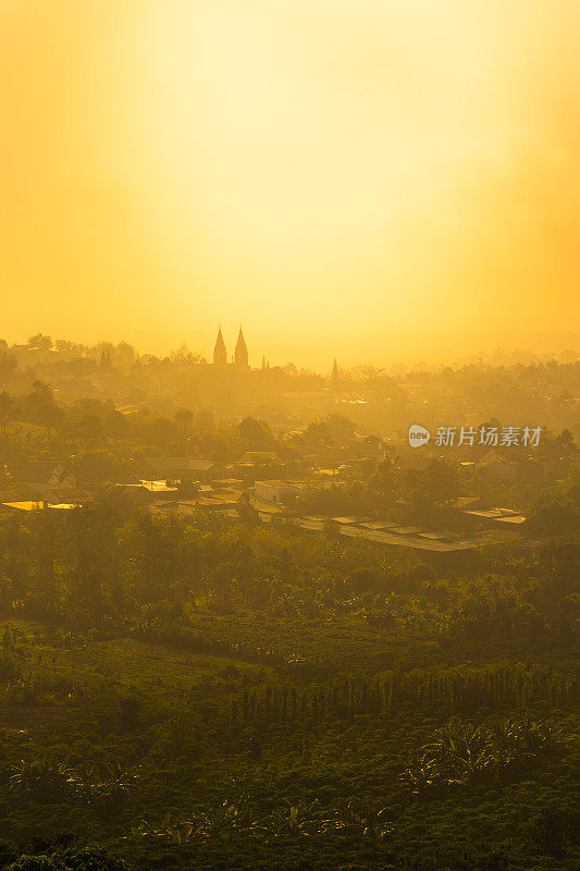 阳光和薄雾在山谷与白色教堂，越南林东省宝禄市