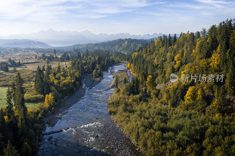 在波兰度假-比亚尔卡河峡谷与塔特拉山脉的背景