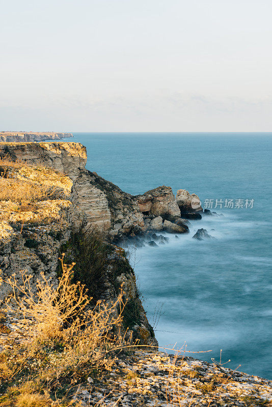 景观长暴露海滩与冲击海浪和岩石