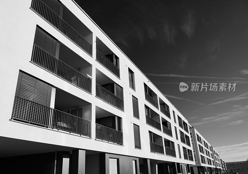现代公寓楼的黑白照片