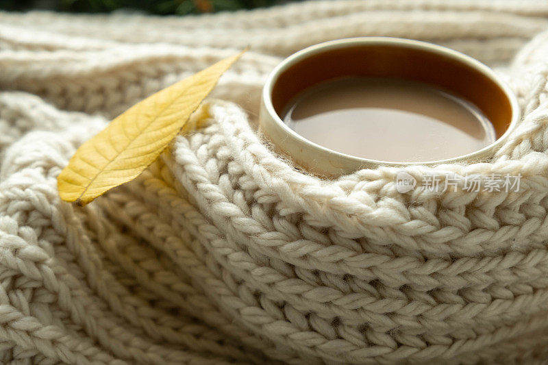 一杯秋天的咖啡，茶或热巧克力，黄色的秋天留下温暖的围巾。为秋天寒冷的雨天而饮。季节性,早晨咖啡。周日放松，修噶，静物概念