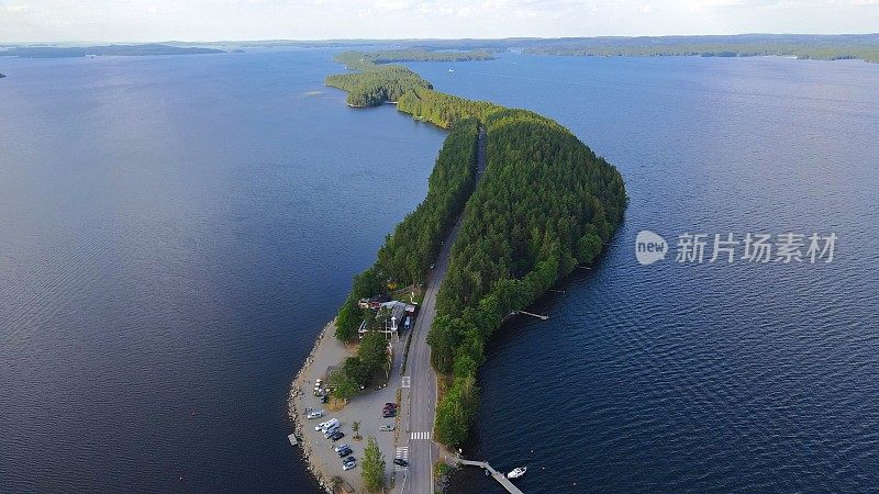 PULKKILANHARJU的鸟瞰图，它的2.3公里公路和Saimaa湖