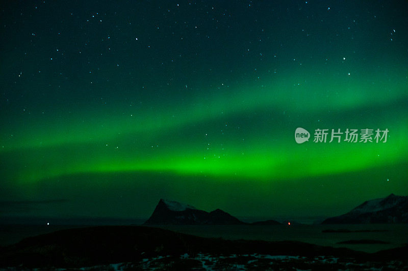 北极光在夜空中山脉的轮廓