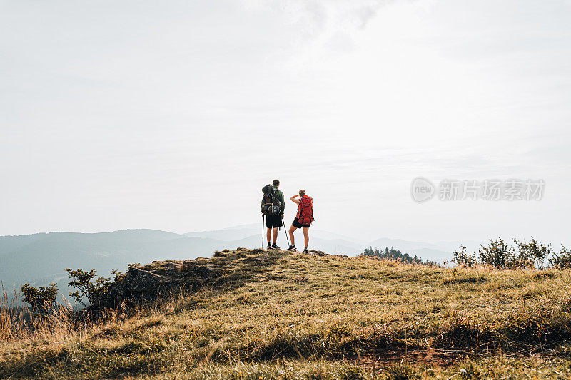 徒步旅行的朋友在山脊上放松的观点