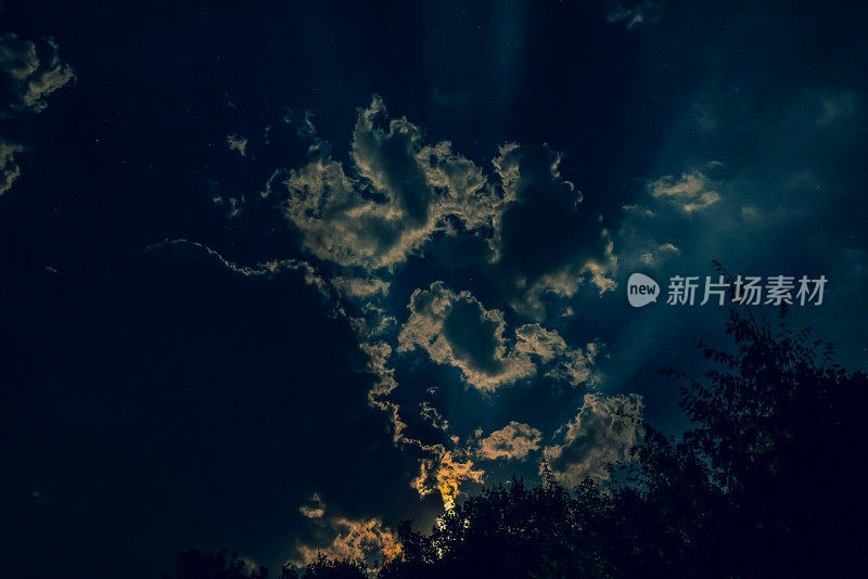 夜晚戏剧性的天空。