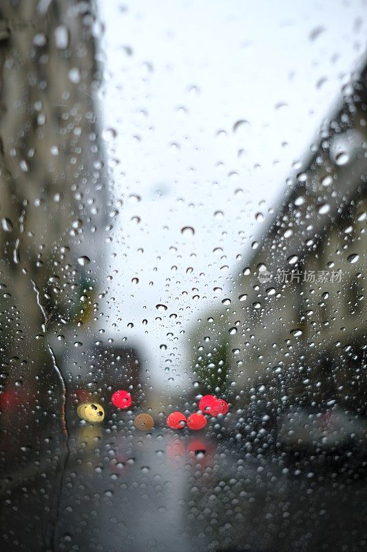 在雨中开车