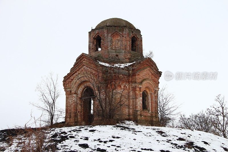 山上废弃的教堂