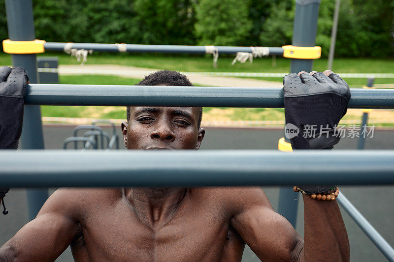 黑人男性在公园户外运动的肖像。他正在使用胸器