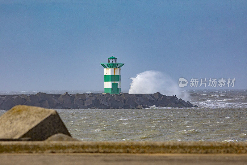 在一个暴风雨的日子里，北海沿岸的斯海弗宁根海滩