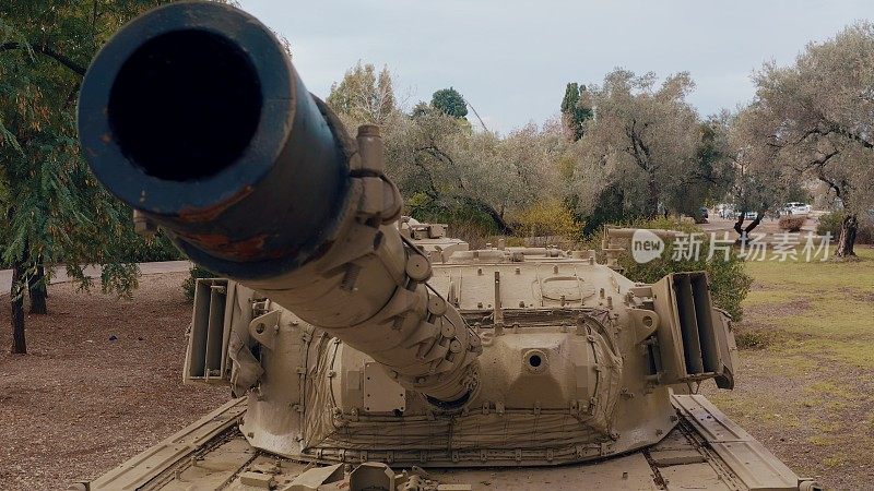 公园里一辆重型军用装甲坦克的枪口