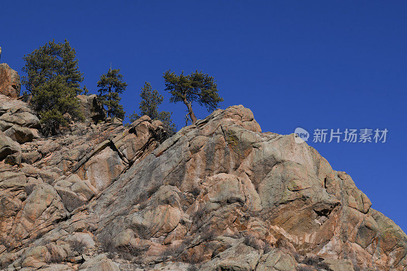 山脊旁狭窄的土路和隧道穿过落基山峡谷