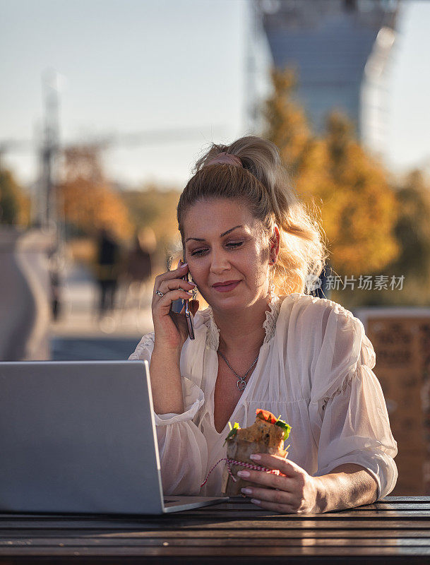 一个年轻的女商人在午休