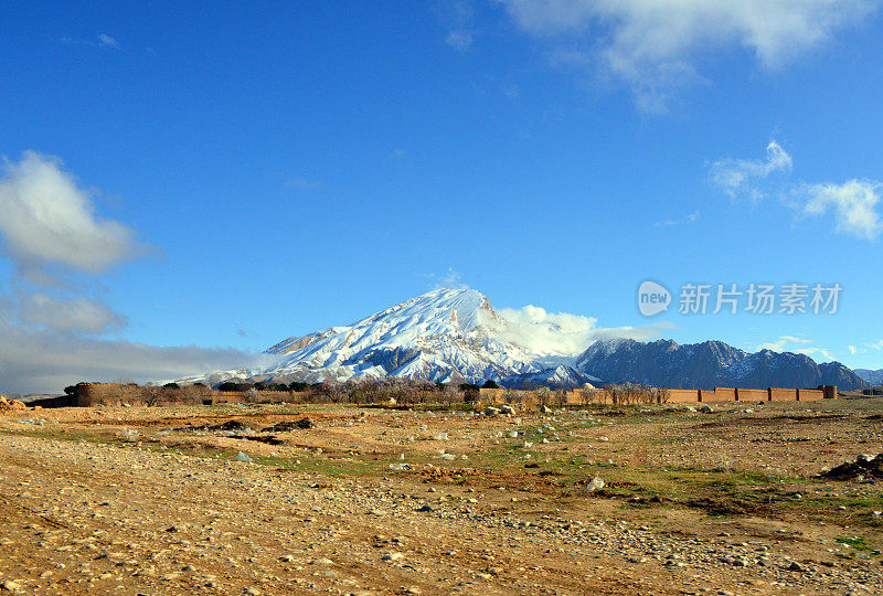 阿富汗巴尔赫省，库尔姆，贾汗纳玛宫殿的巨大建筑群，城墙和山峰