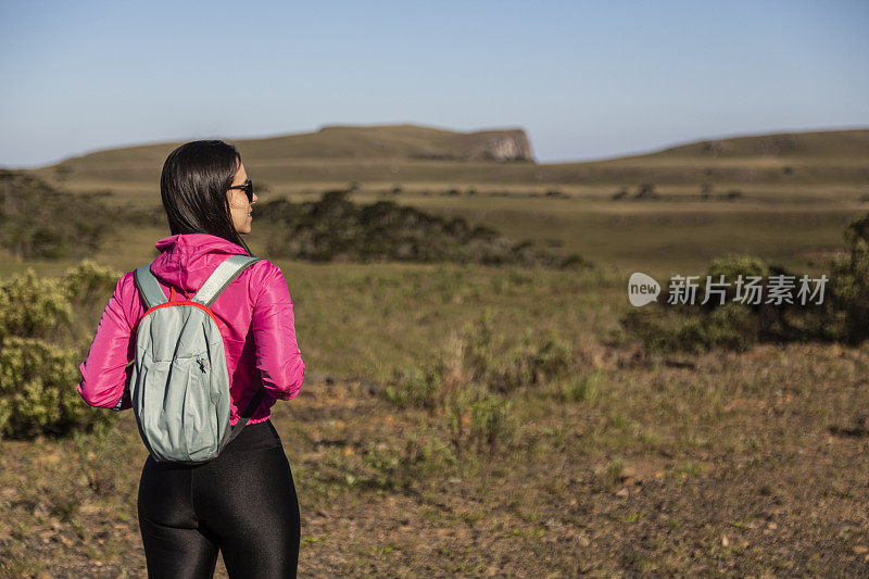 一个拉丁女人在山间小道上度假。