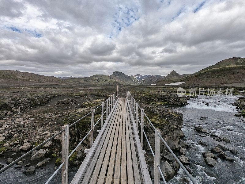 美丽的冰岛全景风景，绿色和黑色的火山Landmannalaugar山，在著名的laugavgur徒步旅行路线。