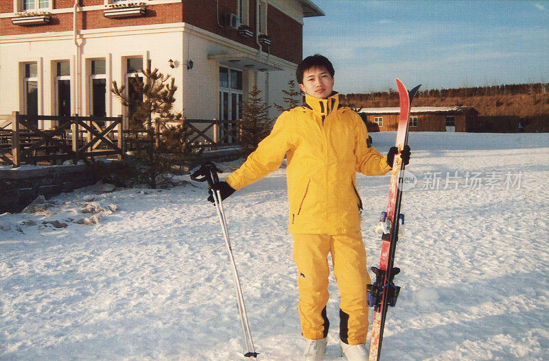 2000年中国男孩在冬季滑雪真实生活的照片